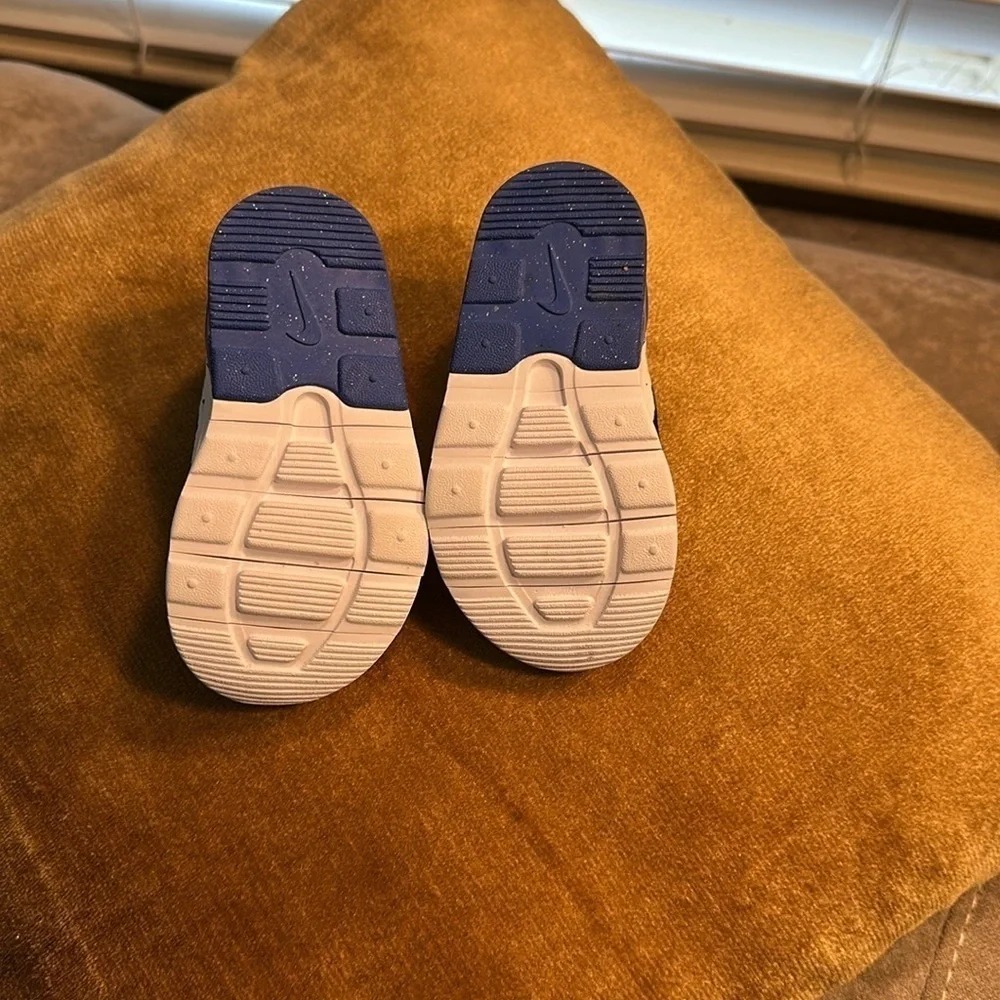 Nike Black and Blue Sneakers with Elastic Laces and Breathable Mesh